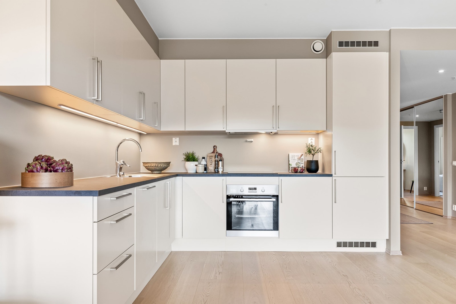 Integrerte hvitevarer som oppvaskmaskin, komfyr, platetopp og (høyskap klargjort for kombiskap) Galleribilde