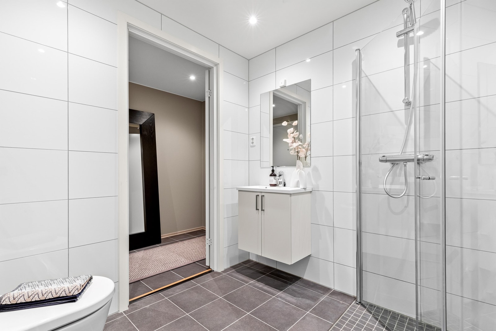 Bad 2 har inngang fra entré Galleribilde