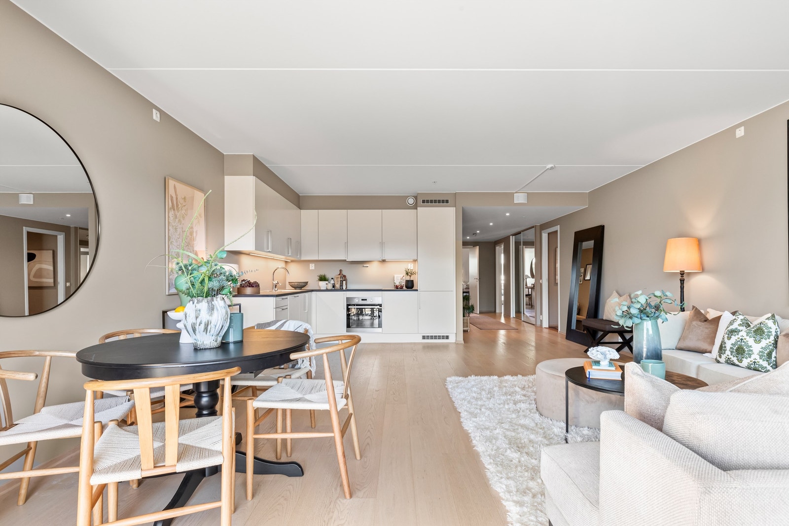 Stue med åpen hjørnekjøkkenløsning Galleribilde