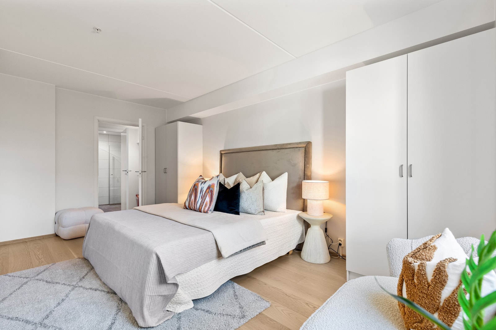 Inngang til on suite bad gjennom bod ( denne løsningen avviker fra godkjente byggetegninger) Galleribilde