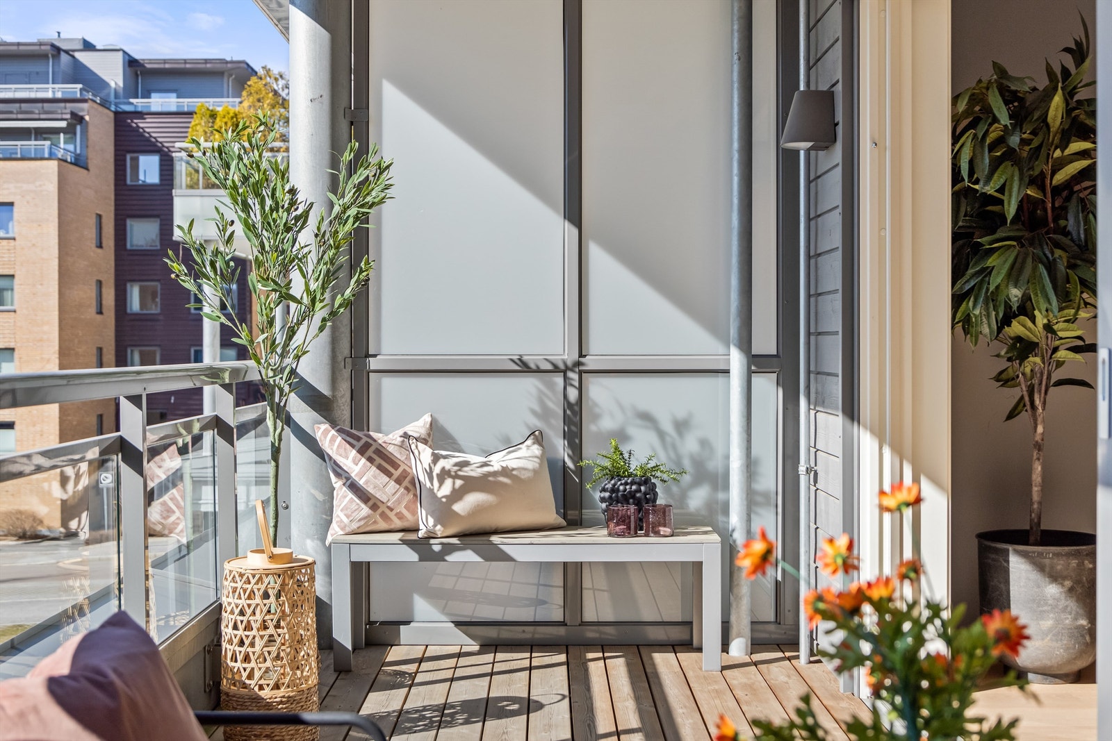 Stikkontakt og lysarmatur er montert på vegg Galleribilde