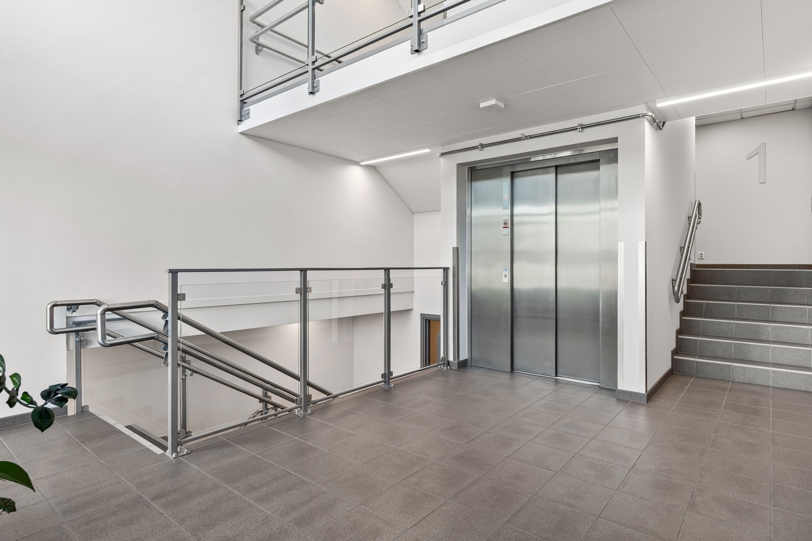Kantorveien 4 B - Inngangsparti med heis og trapper Galleribilde