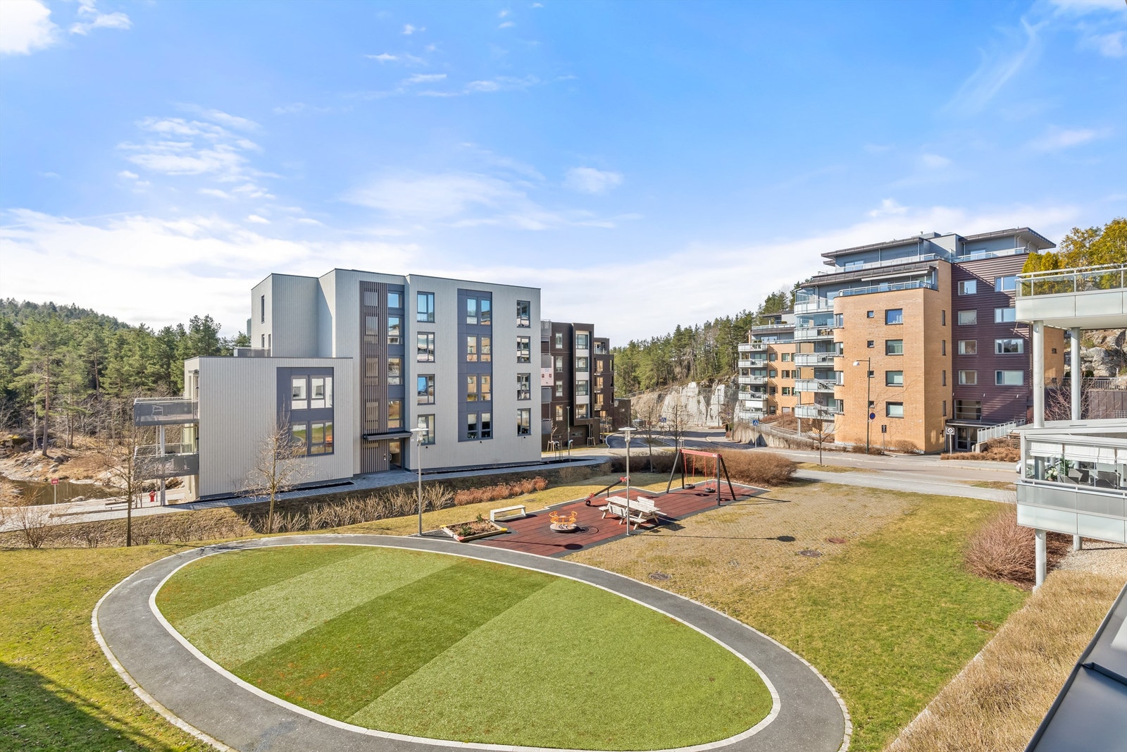 Fellesarealer med lekeplass og løpe/sykkelbane Galleribilde