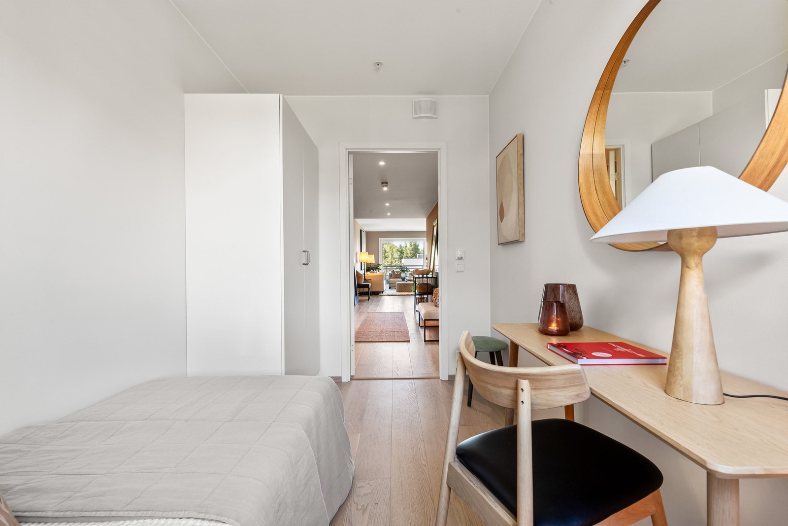 Soverom 3 har plass til enkeltseng, skrivebord og har medfølgende garderobeskap Galleribilde