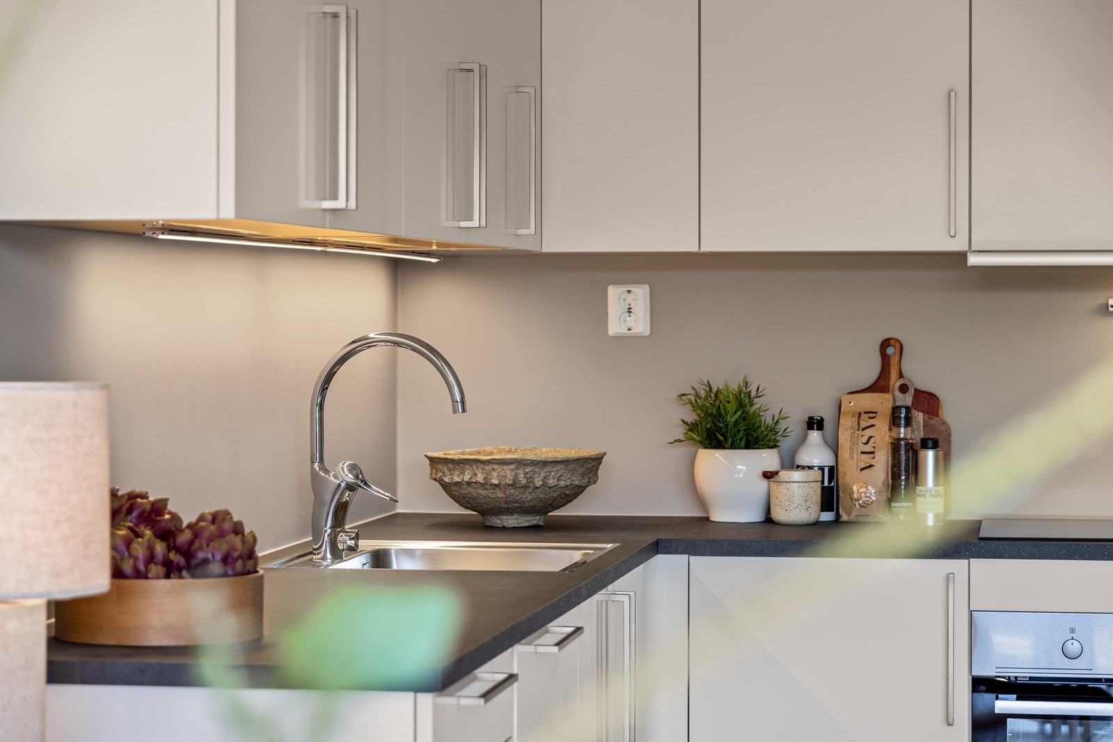 Kjøkken med godt skap- og benkeplass Galleribilde