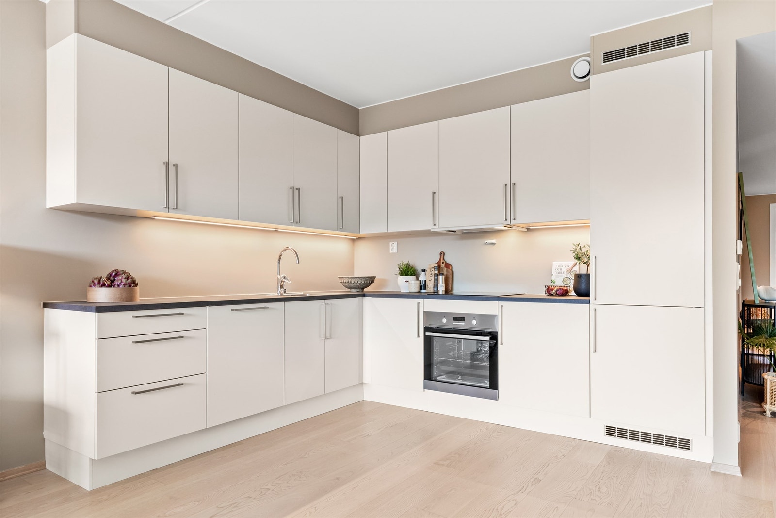 Hvit, glatt innredning fra HTH med grå laminert benkeplate Galleribilde