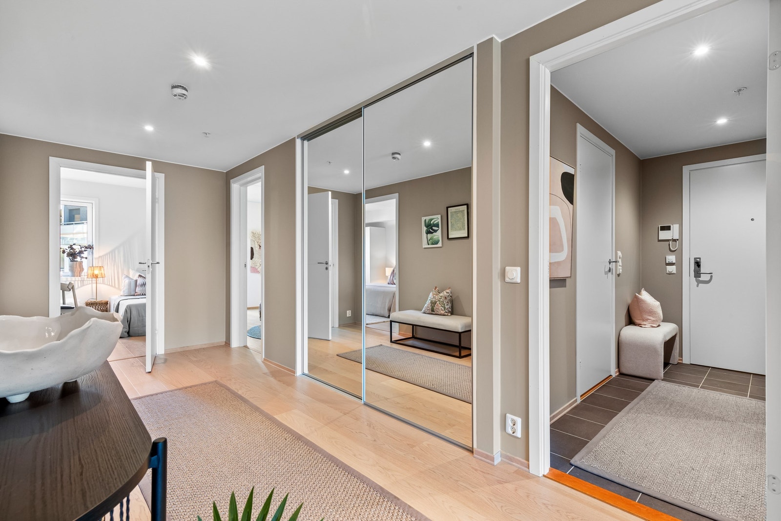 Gang med speilskyvedørsgarderobe Galleribilde