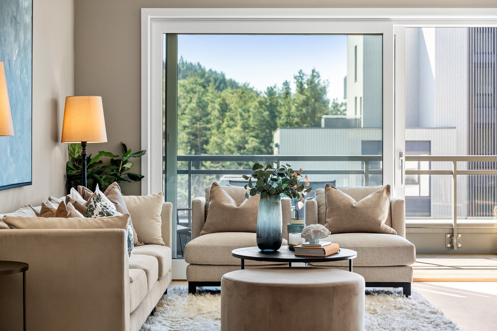 Stue med mye lys og luft Galleribilde