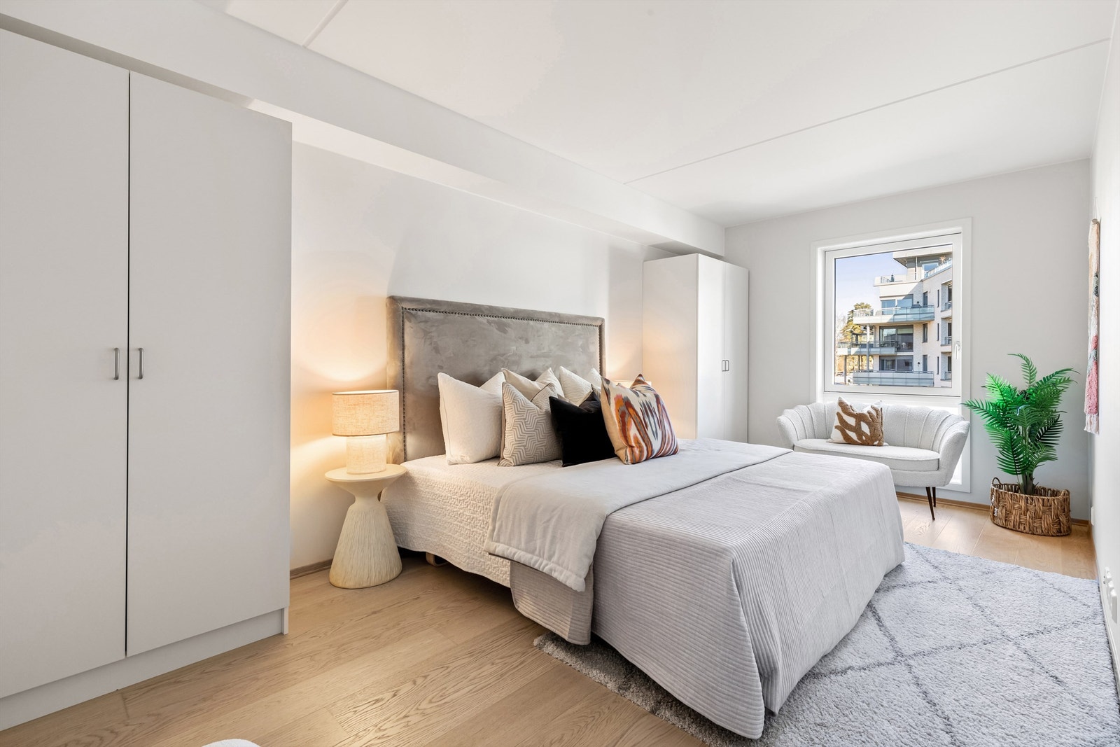 Hovedsoverom med god plass til dobbeltseng, nattbord og garderober Galleribilde