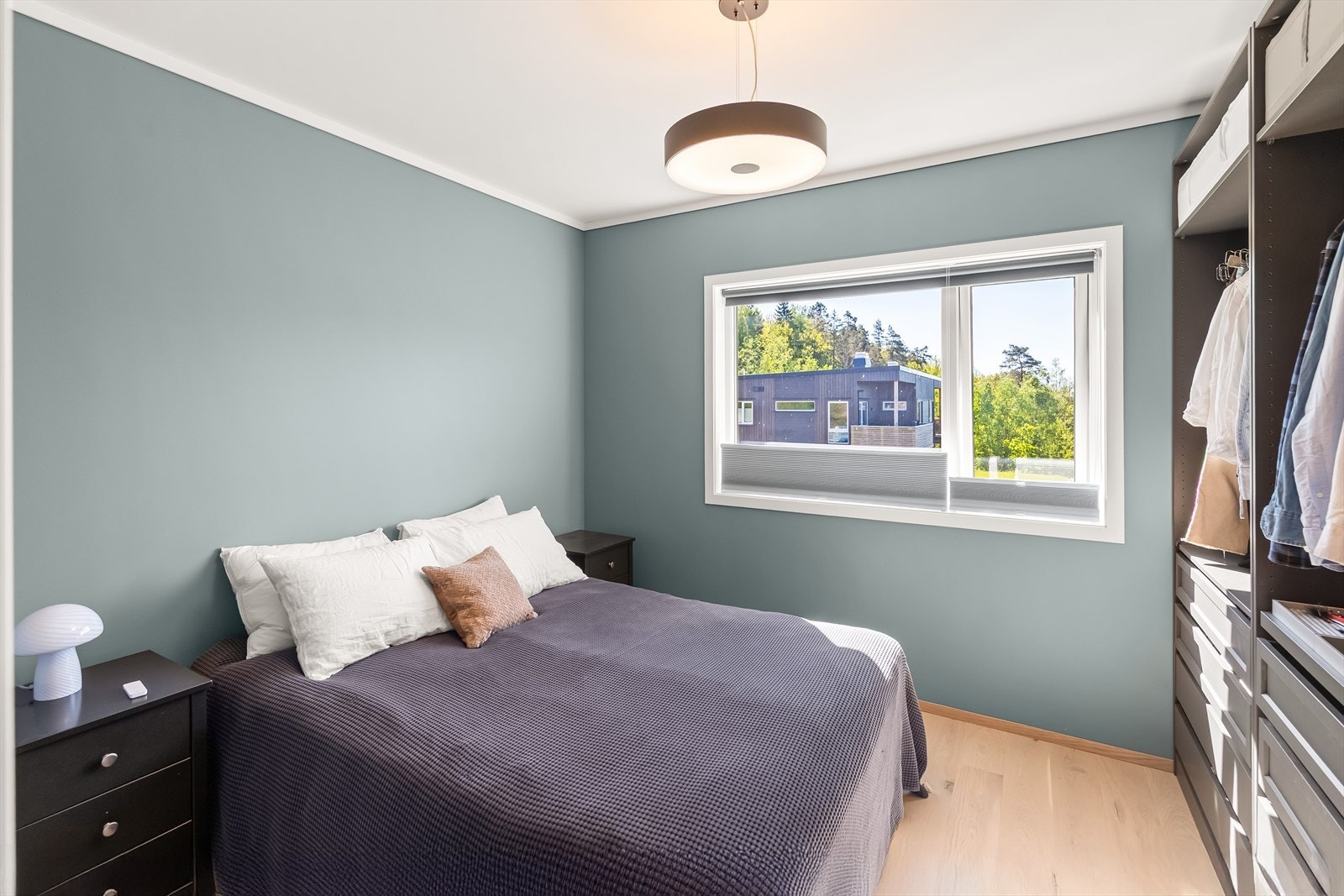 Lyst delikat hovedsoverom med godt lysinnslipp Galleribilde