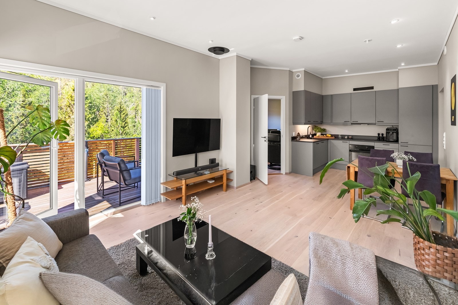 Åpen stue/kjøkken-løsning kombinert med god høyde under taket gir en luftig følelse Galleribilde