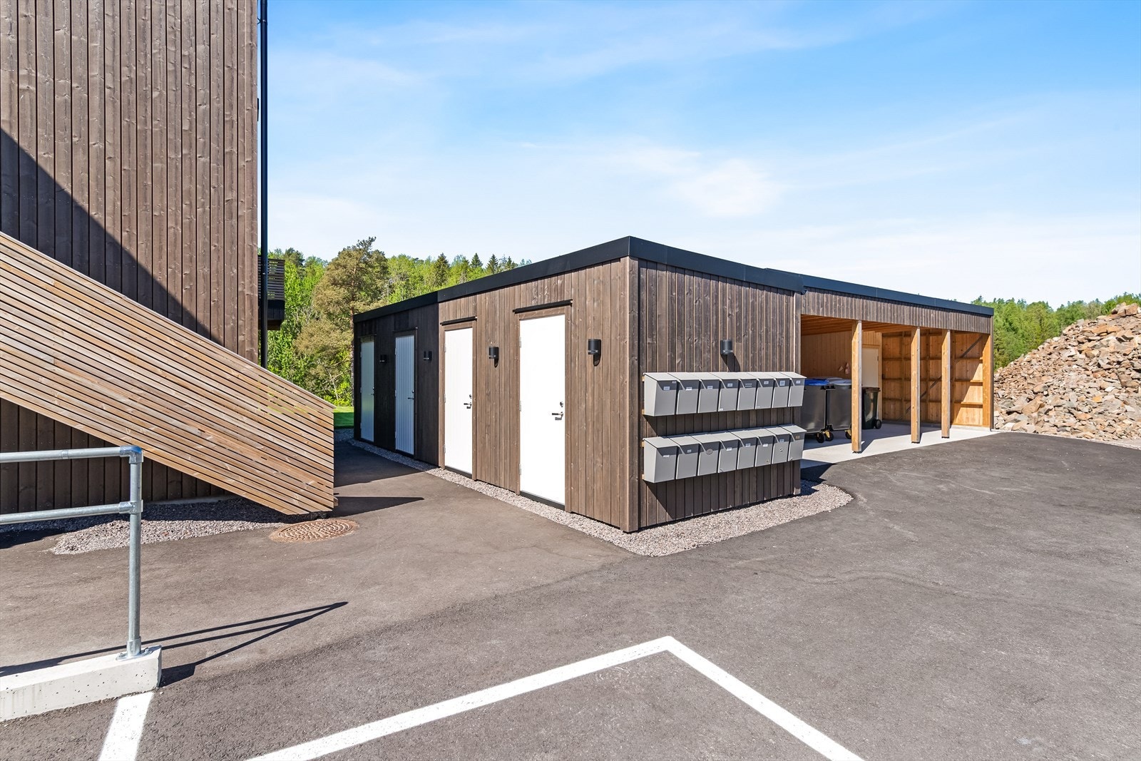 Sportsbod på 5m², samt felles postkassestativ og avfallsplassering Galleribilde