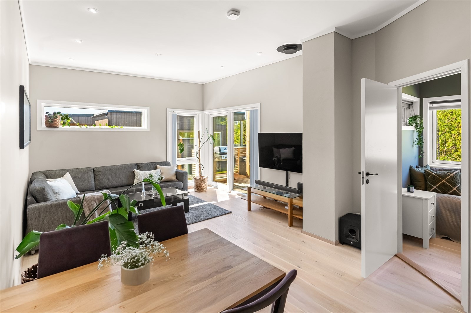 Lys moderne stue med god takhøyde og godt med naturlig lysinnslipp Galleribilde