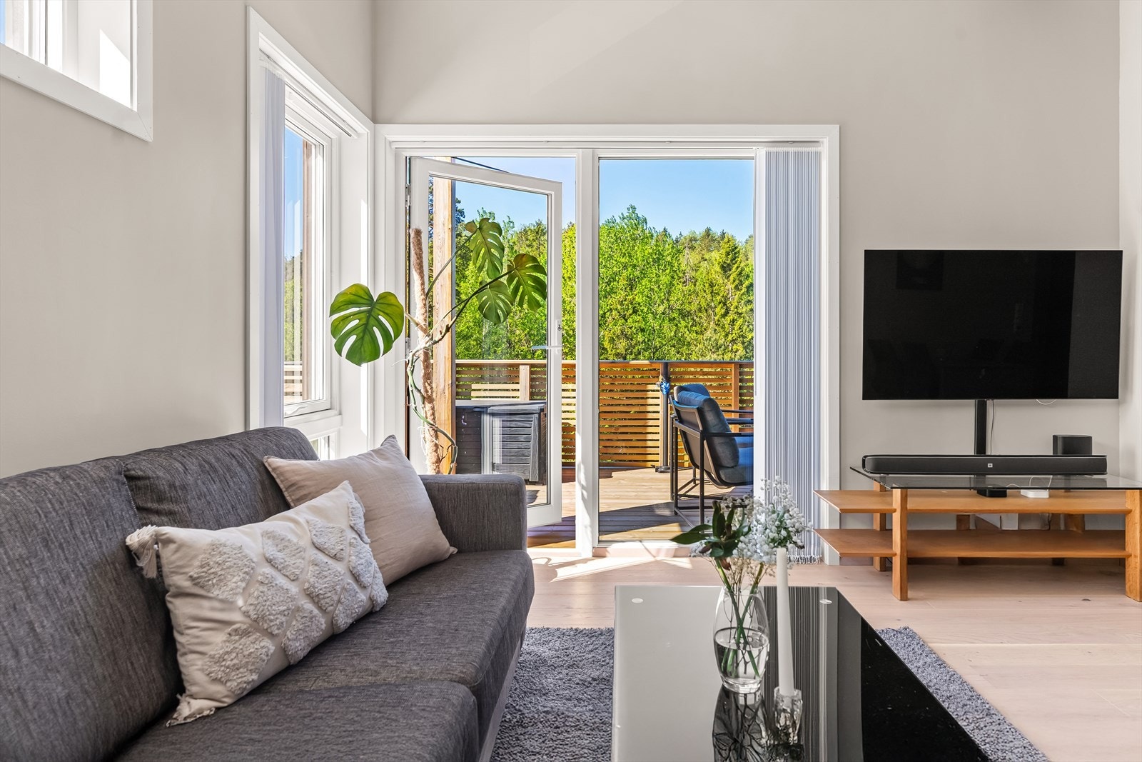 Balkongen gir en naturlig forlengelse av stuen Galleribilde