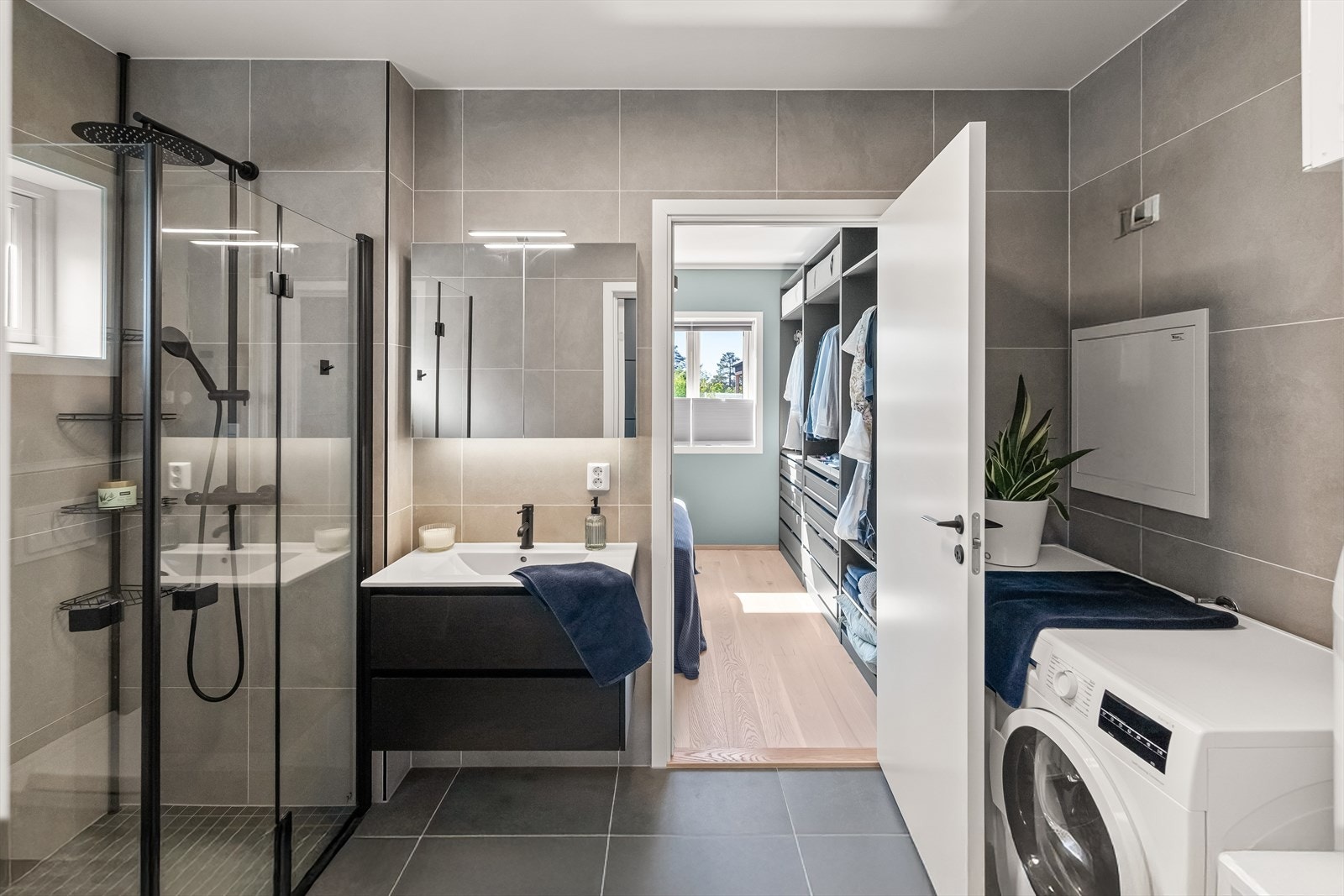 Moderne bad med flott design, her er det også fossefallsdusj. Galleribilde