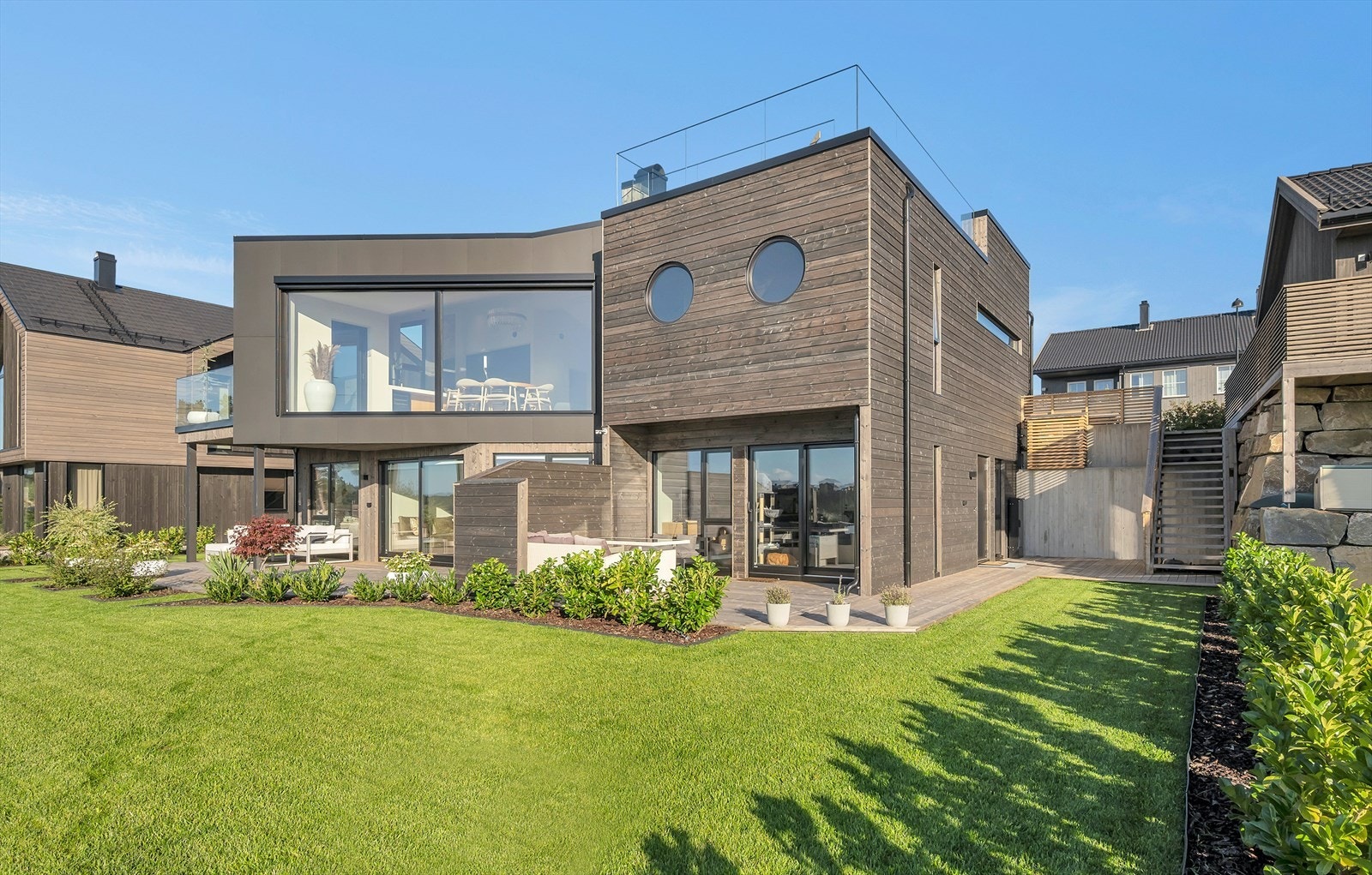 Flott opparbeidet tomt med mange herlige uteplasser Galleribilde