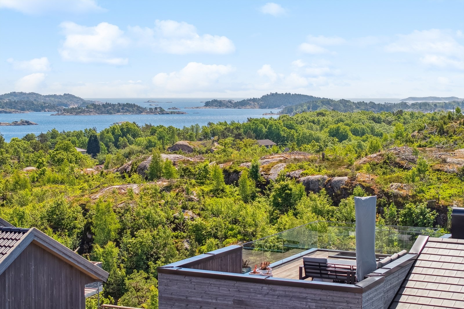 Stor og solrik takterrasse på ca. 48 m². Galleribilde