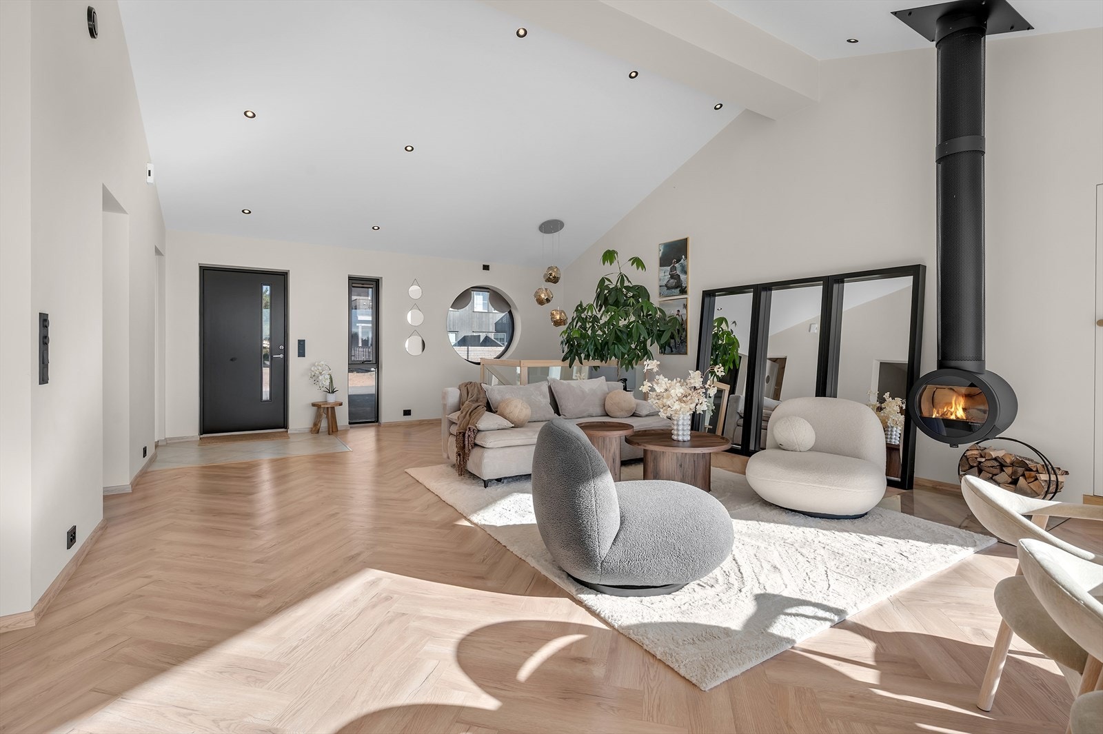 Lekkert oppholdsrom med generøs takhøyde og god plass til sittegrupper Galleribilde