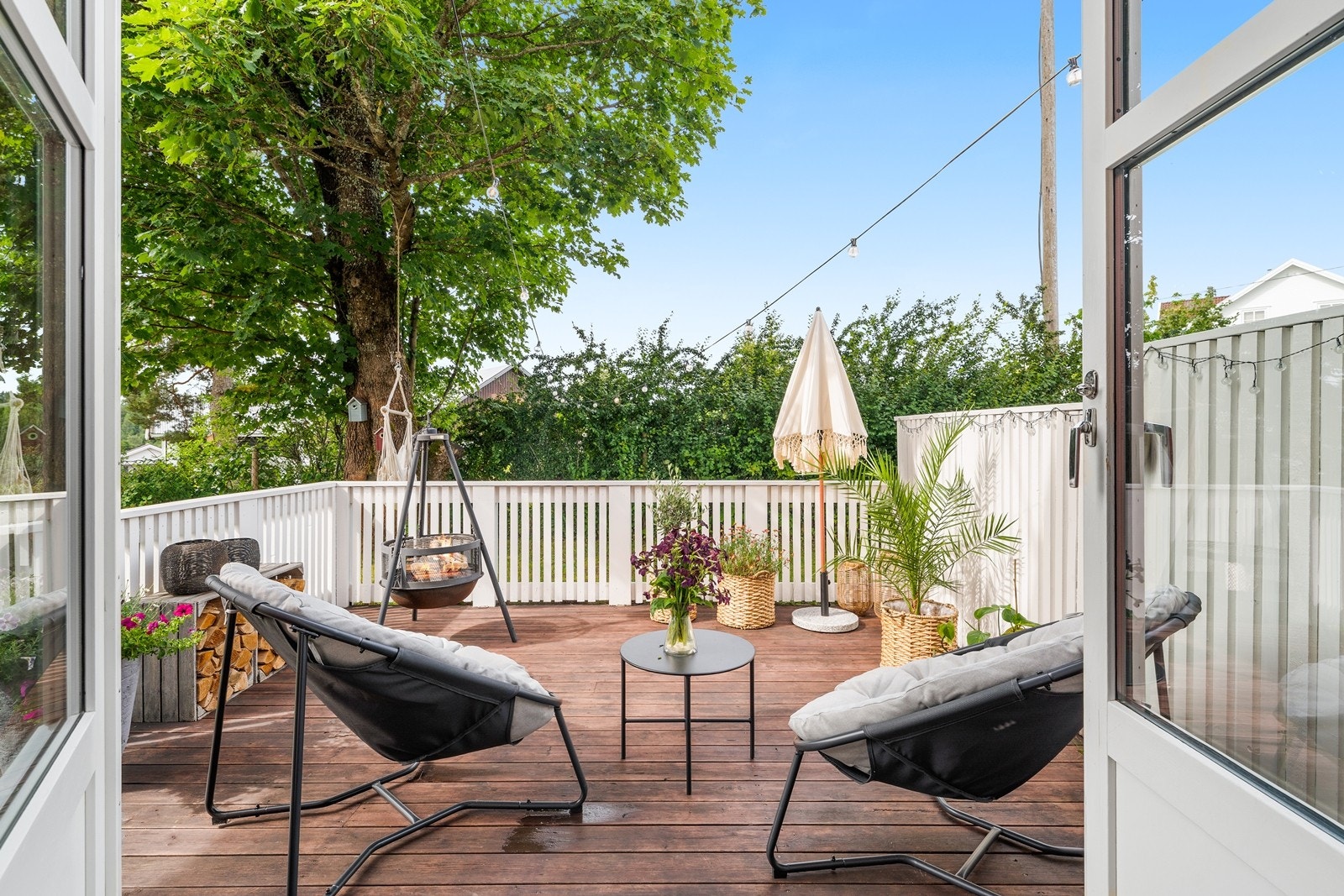 Skjermet terrasse med gode solforhold. Galleribilde