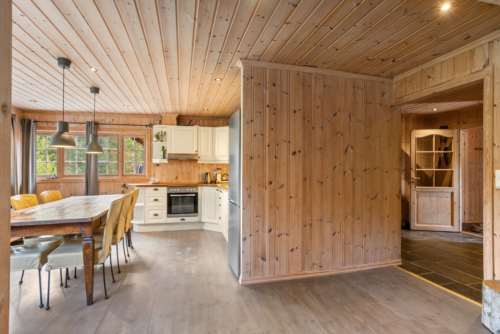 Utgang til flotte utearealer / platting fra kjøkkenet Galleribilde