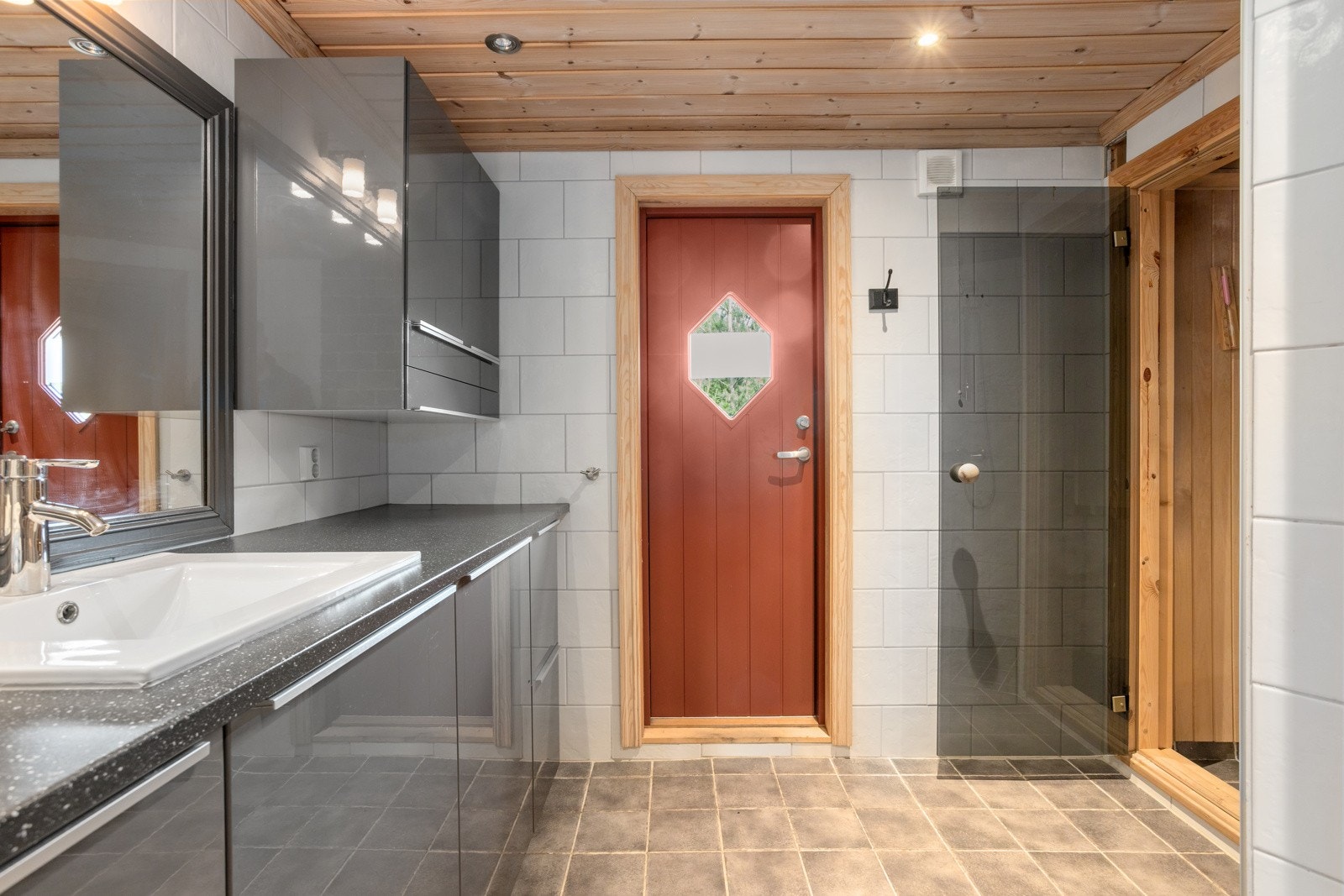 Solid skapinnredning med nedfelt vask | utgang til terrasse med jacuzzi Galleribilde