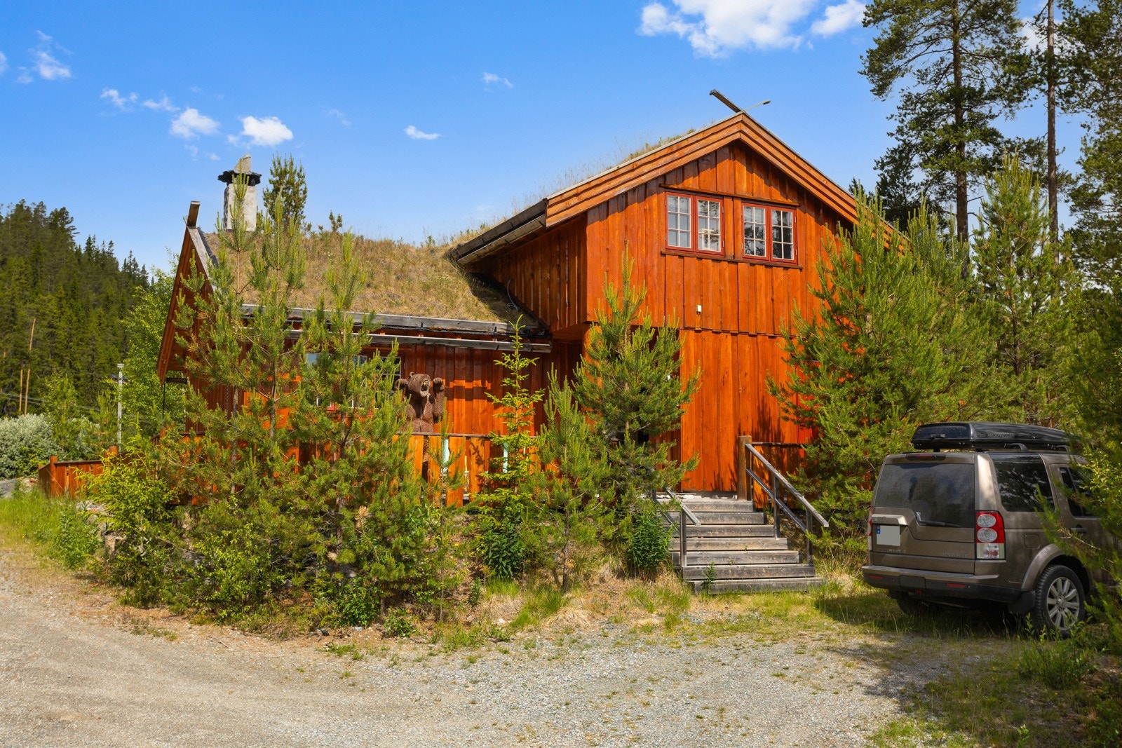 Bilvei helt frem og parkering rett ved hytta | det er plass til 2 biler Galleribilde