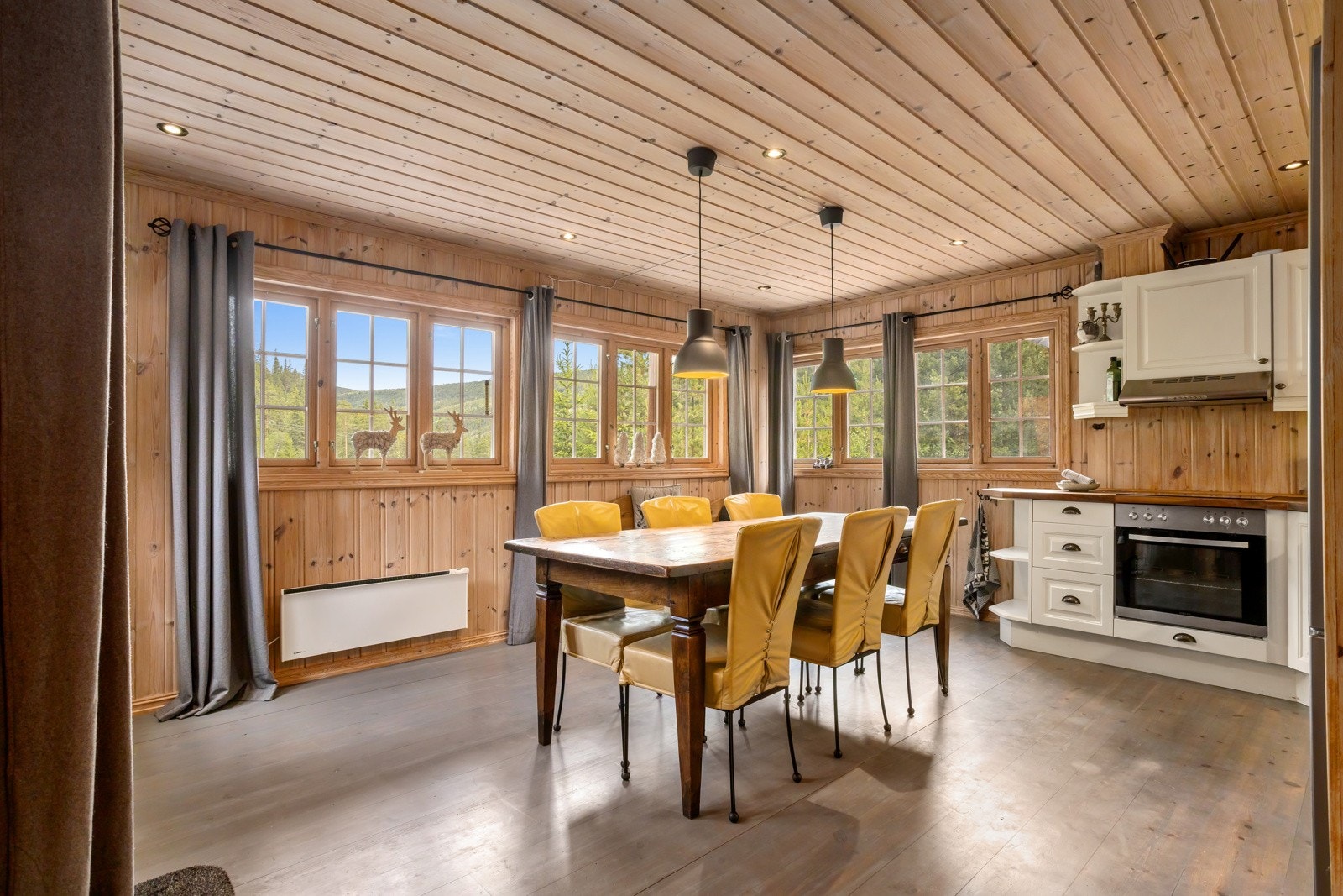 Stort kjøkken / allrom | det er montert ny komfyr og platetopp i 2023/24 og nytt frittstående kjøl- og fryseskap Galleribilde