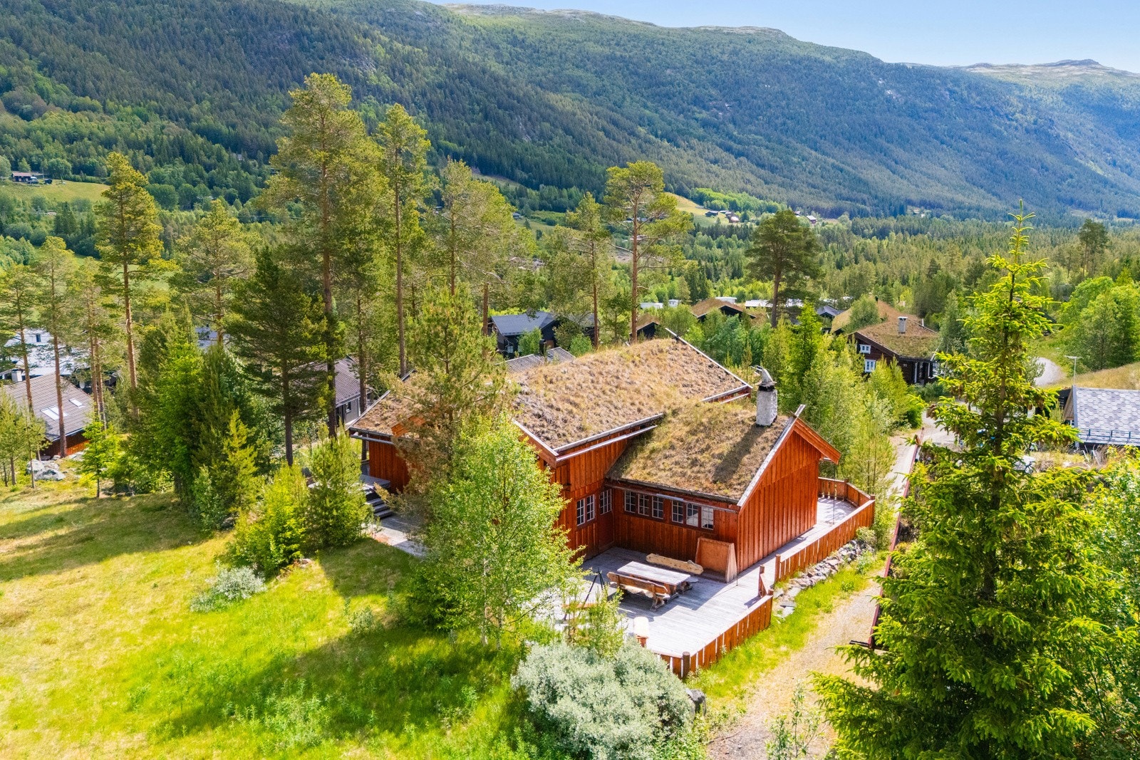 Beliggende på en fin høyde med flott utsikt i naturskjønt område Galleribilde