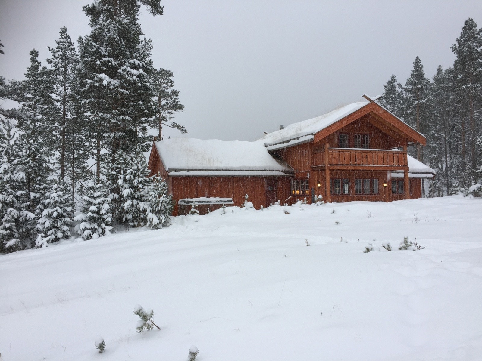 Vinduer på begge sider av hytta gir lys og utsyn både mot bakken og mot fjellandskapet på motsatt side | praktiske løsninger for oppvarming av hytta (Futurehome app) gir enkel bruk hele året Galleribilde