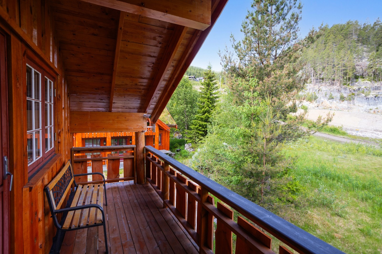 Balkong utenfor hems med fin utsikt mot skibakken Galleribilde