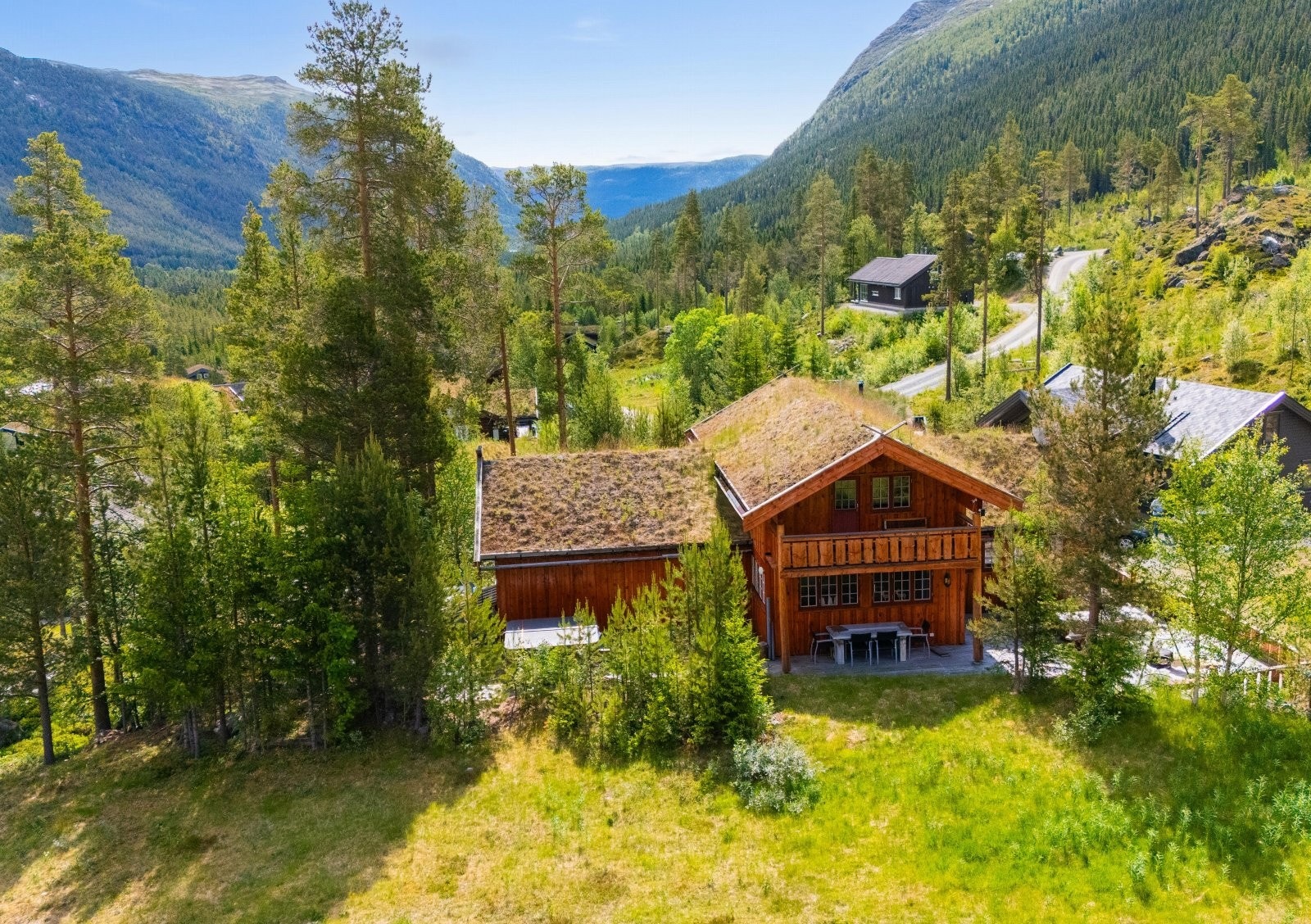 En romslig, velutstyrt fjellhytte med alt du trenger for komfortable og aktive dager på fjellet |beliggende på en fin høyde midt i bakken i første rekke mot alpinanlegget Galleribilde