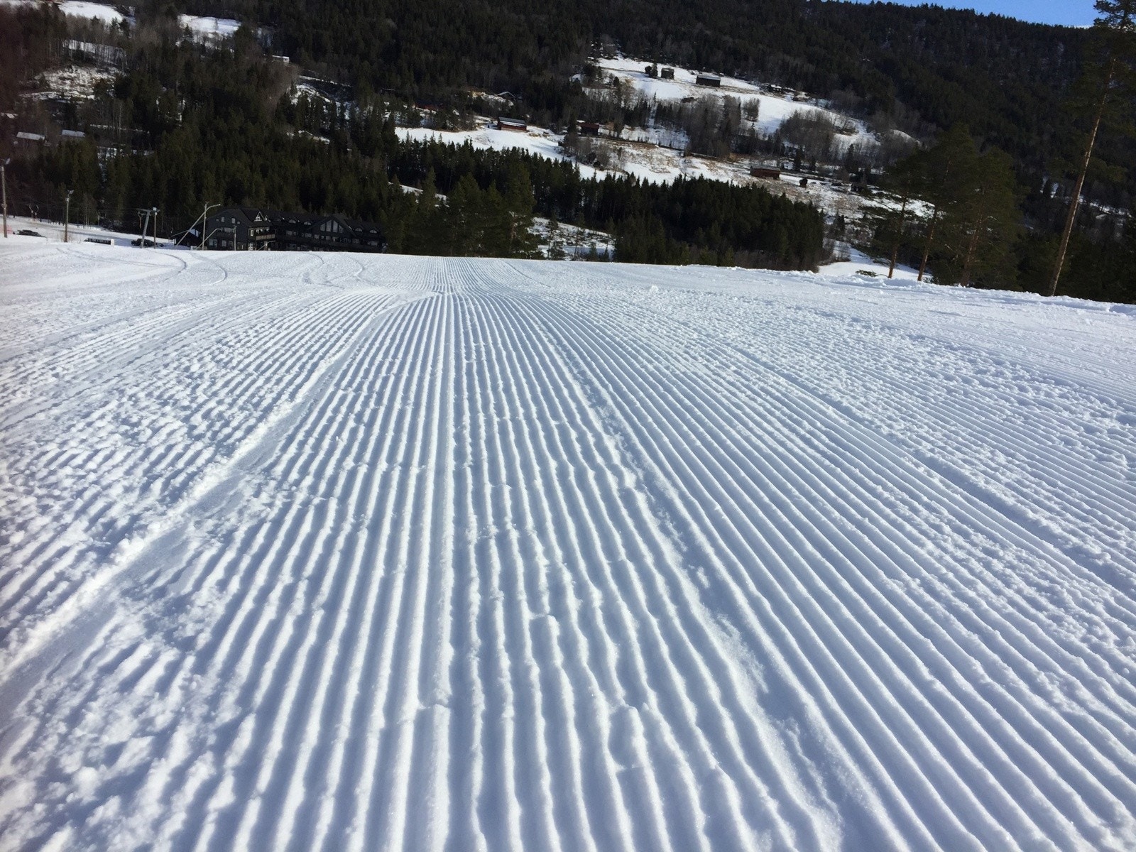 En kan gå rett ut fra hytta og inn i de flotte langrennsløypene nede i dalen og opp på snaufjellet | kvistete løyper innover Hardangervidda i uberørt og ren natur Galleribilde