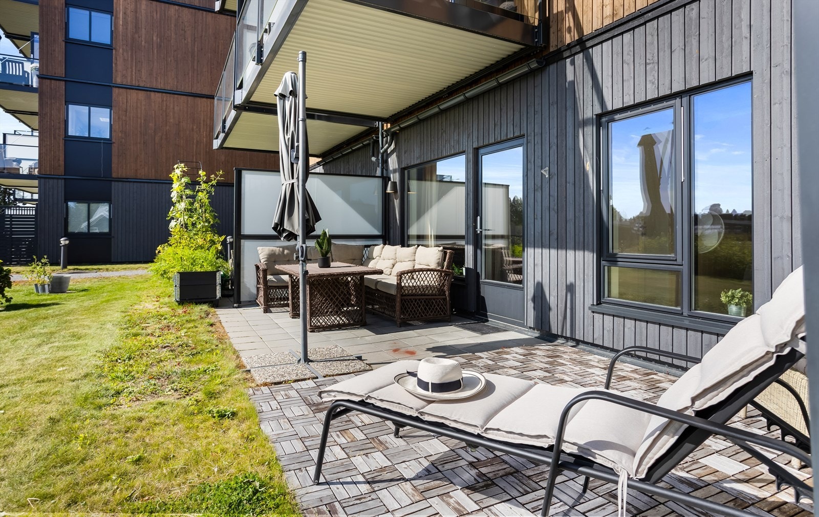 Uteplassen har god plass til en sittegruppe, planter og grill. Galleribilde