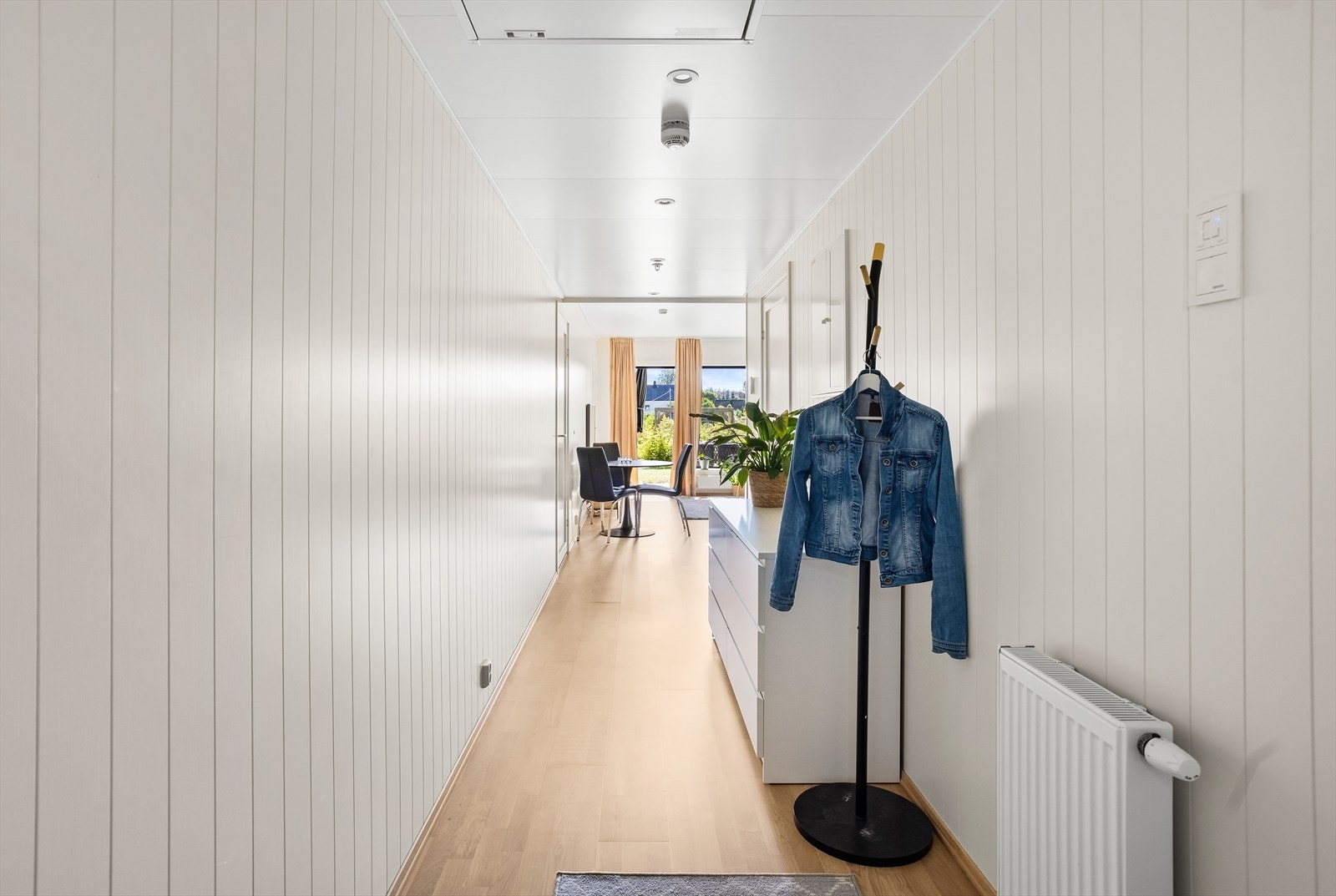 Entréen gir et godt førsteinntrykk og har plass til oppbevaring av yttertøy og sko. Galleribilde