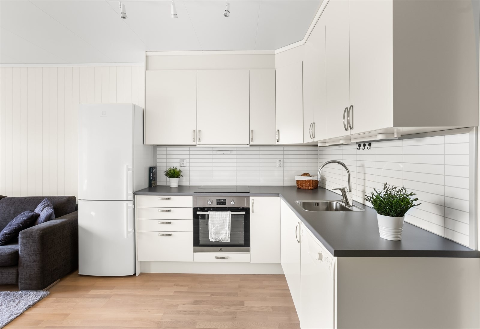 Innredningen består av hvite fronter i glatt utførelse, laminat benkeplate og nedfelt stålkum. Galleribilde