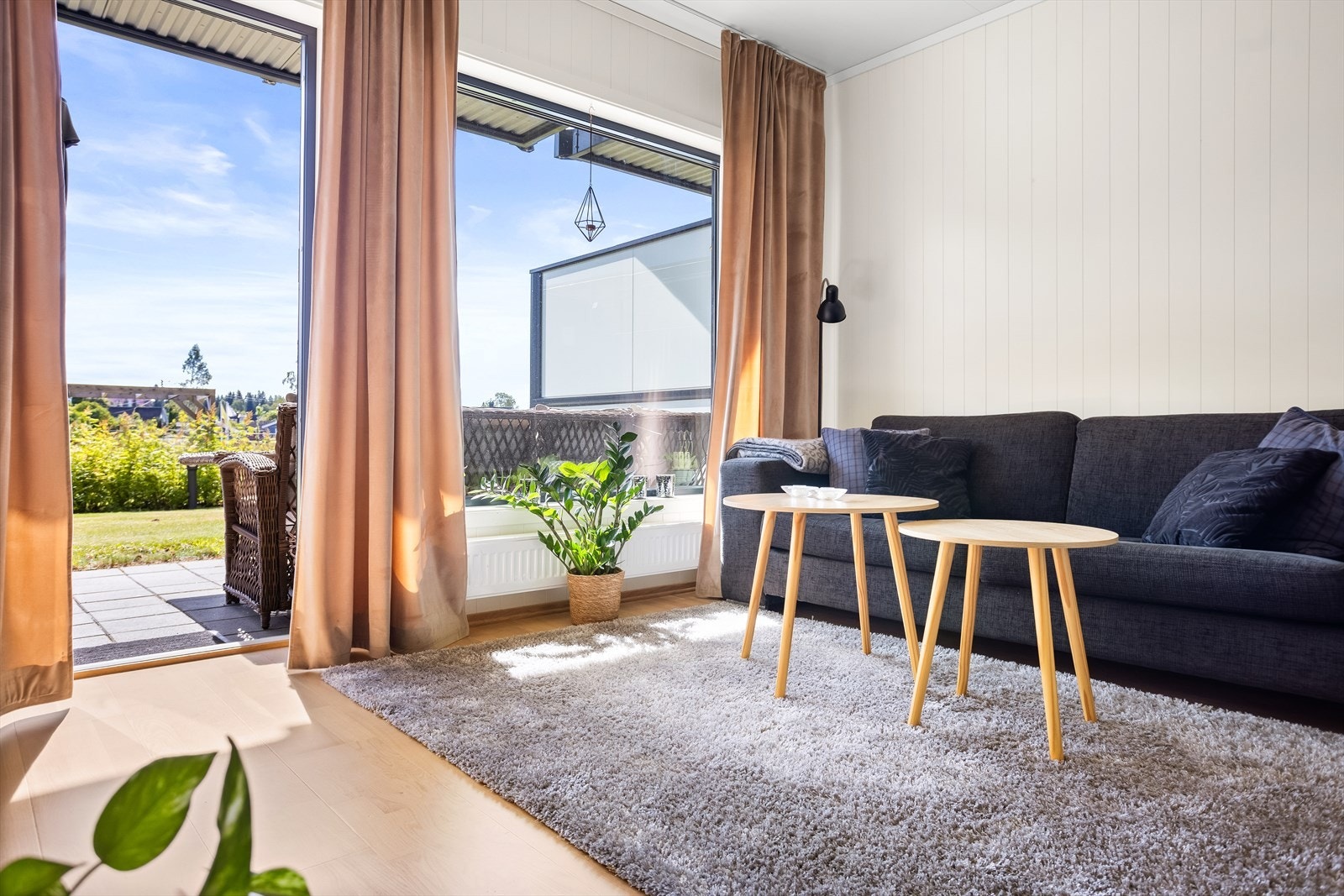 Fra stuen er det utgang til en fin uteplass på 17m². Galleribilde