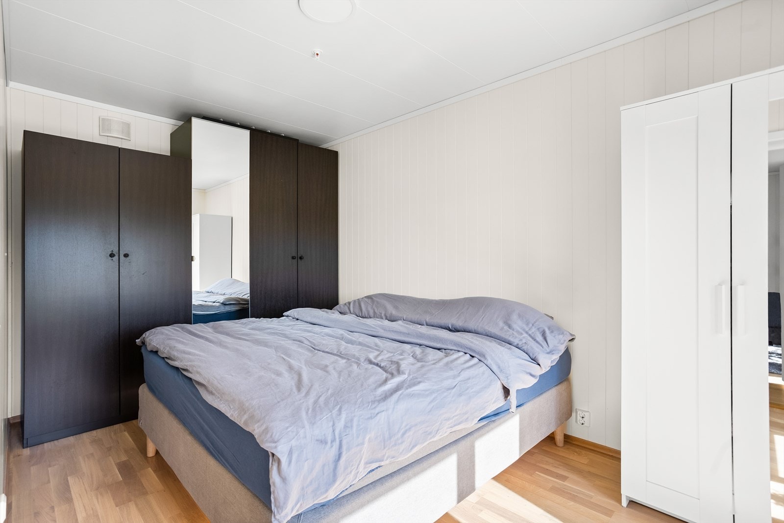 Leiligheten har et romslig hovedsoverom av fin størrelse. Galleribilde