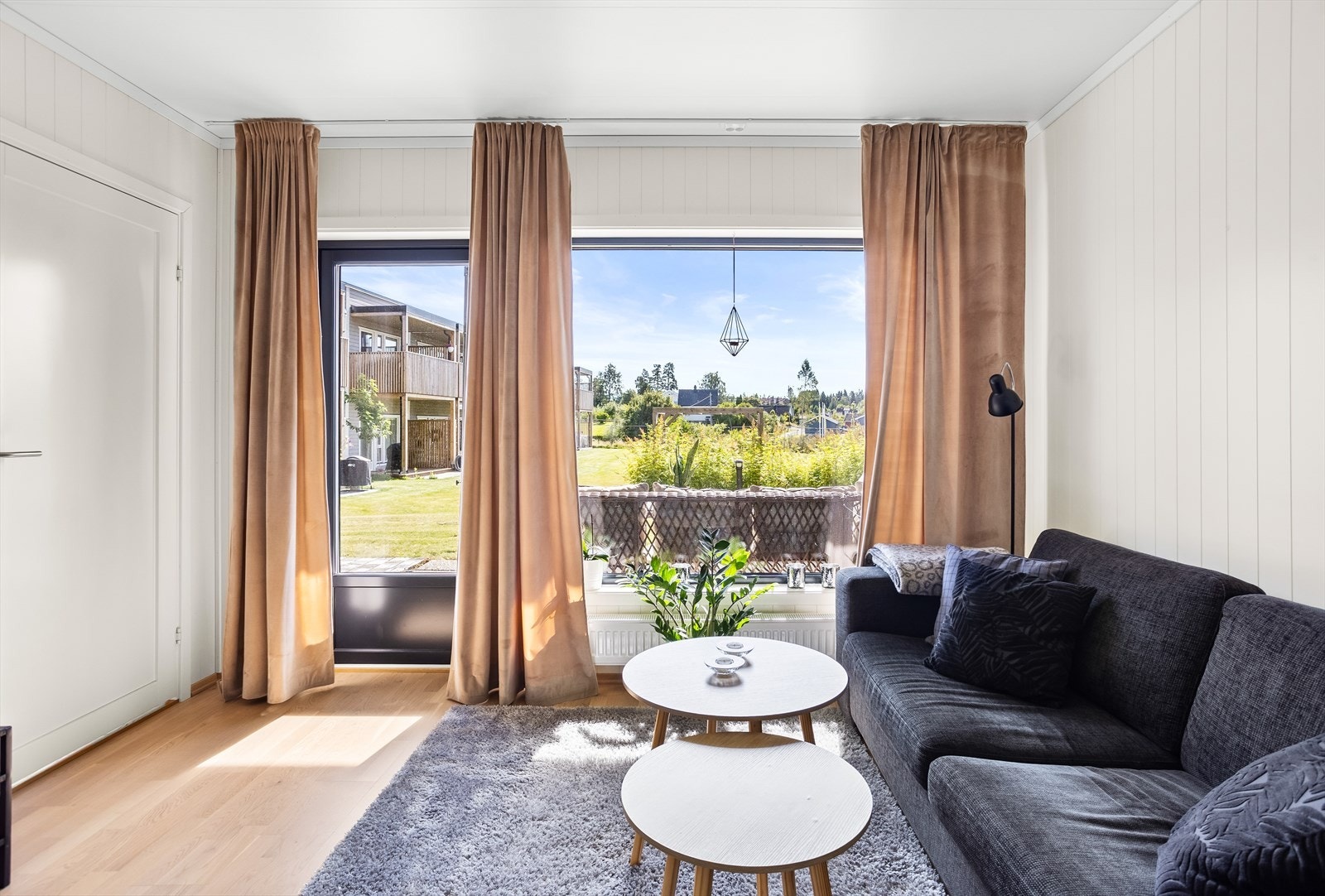 De gode vindusflatene gjør at stuen får inn rikelig med naturlig lys. Galleribilde