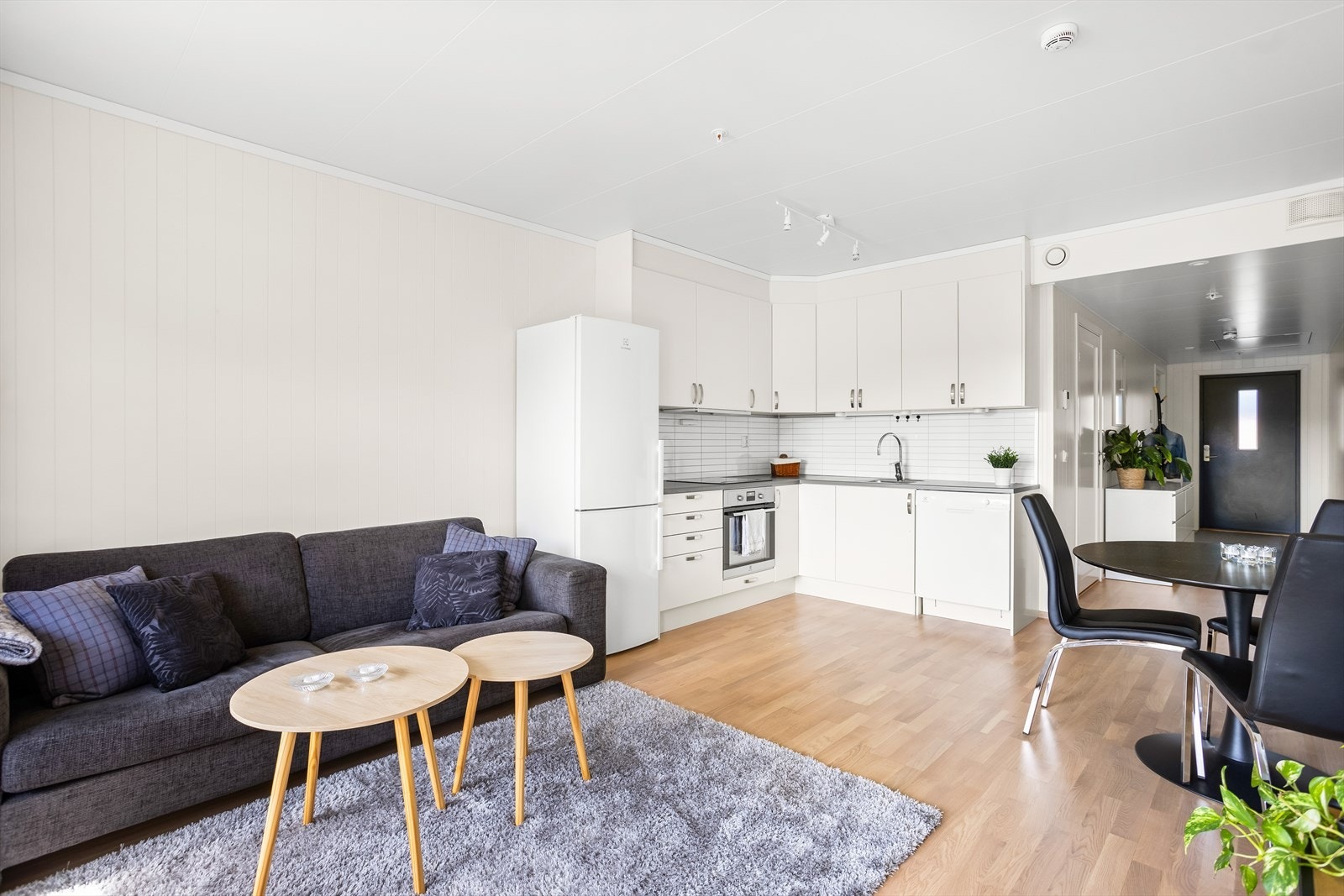 Kjøkkenet har integrerte hvitevarer som koketopp og komfyr. Galleribilde