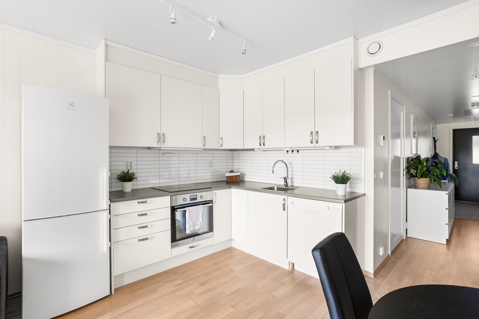 Flott kjøkken med god skap- og benkplass i åpen løsning mot stuen. Galleribilde