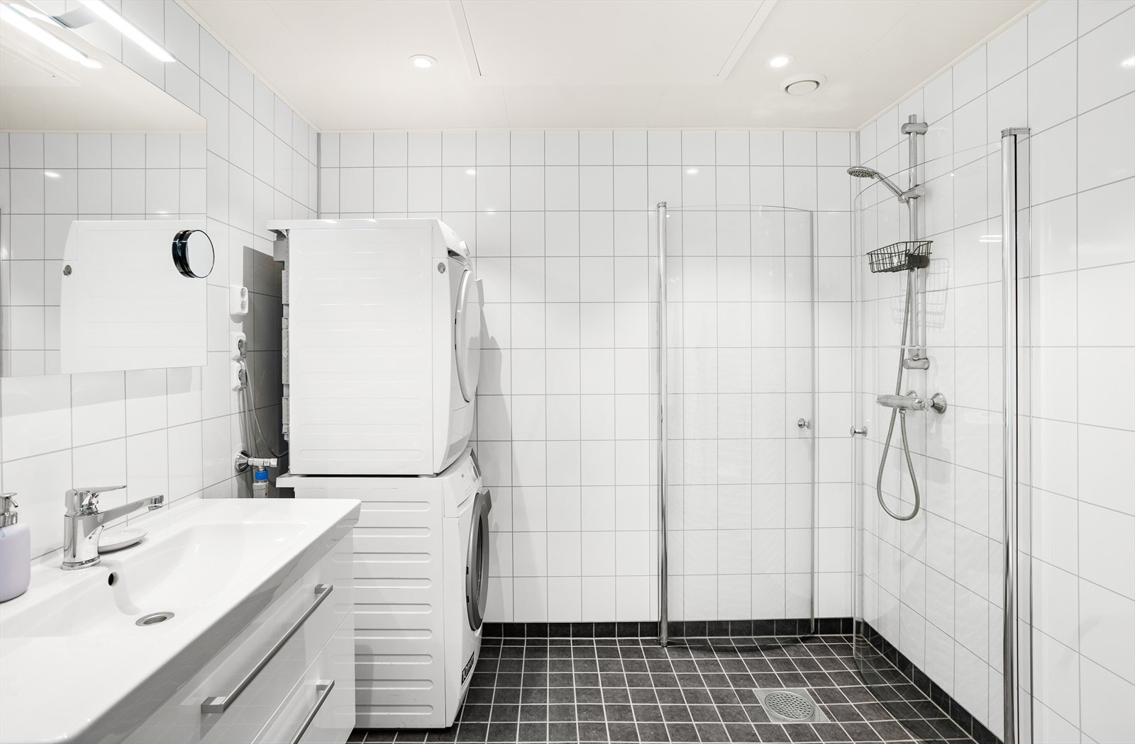 Delikat bad med flislagte overflater, gulvvarme og downlights. Galleribilde