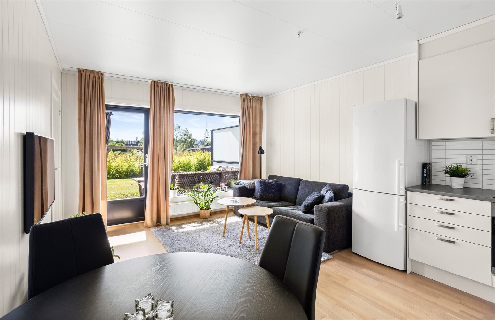 Stuen lar seg enkelt møblere med spisestue, sofagruppe og mediemøbler. Galleribilde