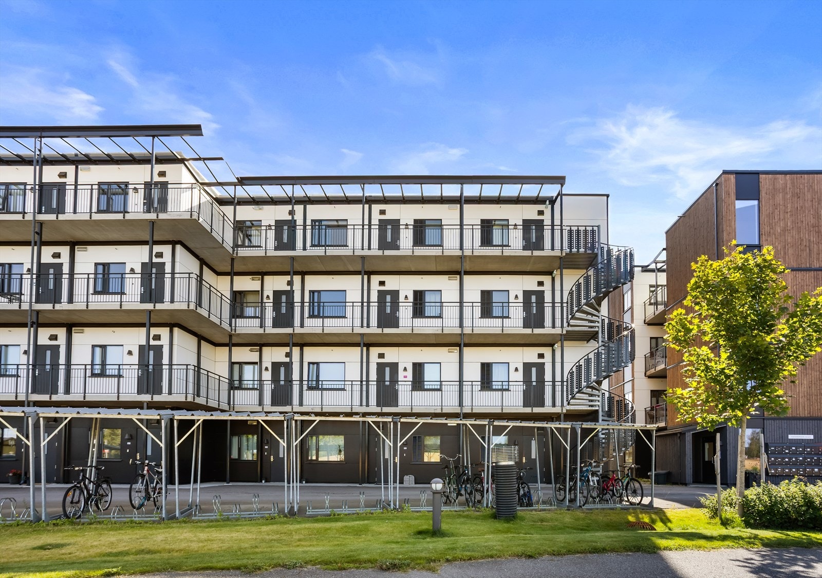 Det er adkomst til leilighet fra bakkeplan. Galleribilde