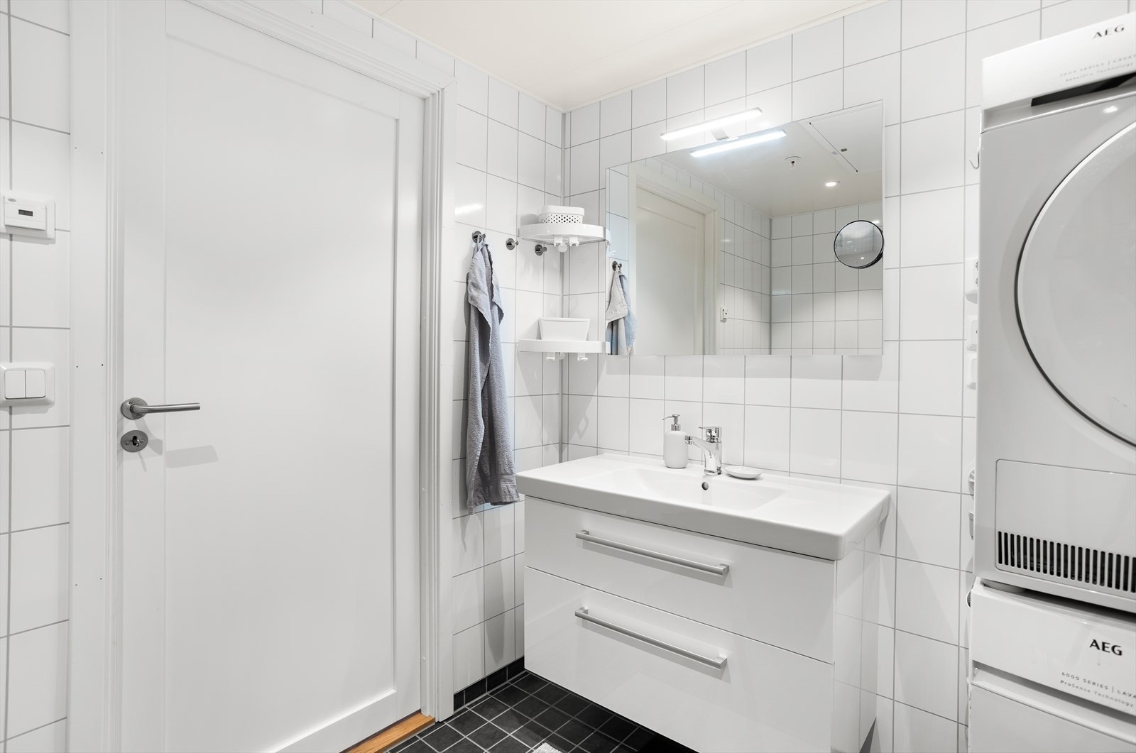 Våtrommet er ventilert med lufteventil i tak tilknyttet balansert ventilasjon. Galleribilde