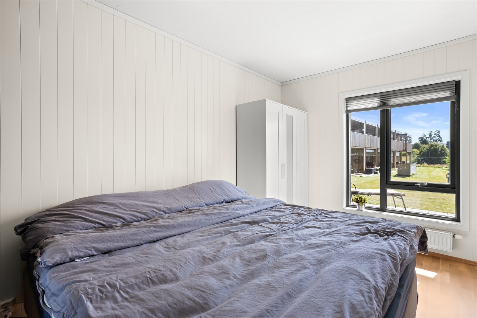 Soverommet har plass til dobbeltseng, tilhørende nattbord og annet soveromsinteriør. Galleribilde