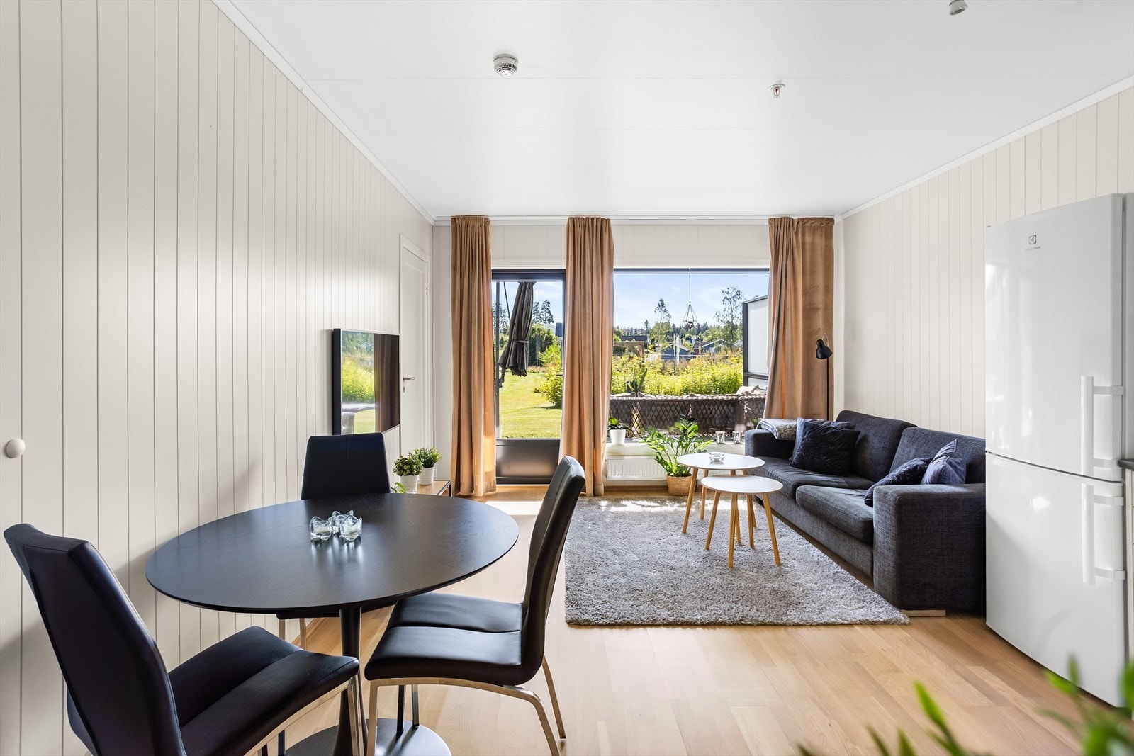 Leiligheten har en åpen stue-/kjøkkenløsning som gjør rommet til et hyggelig og sosialt oppholdsrom. Galleribilde