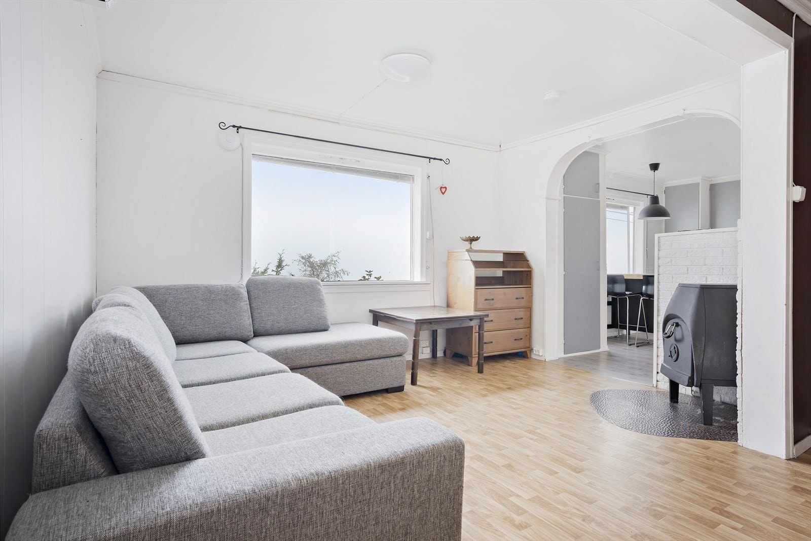 Lys og romslig stue med store vinduer som slipper inn rikelig med dagslys, perfekt for avslapning og samvær. Galleribilde