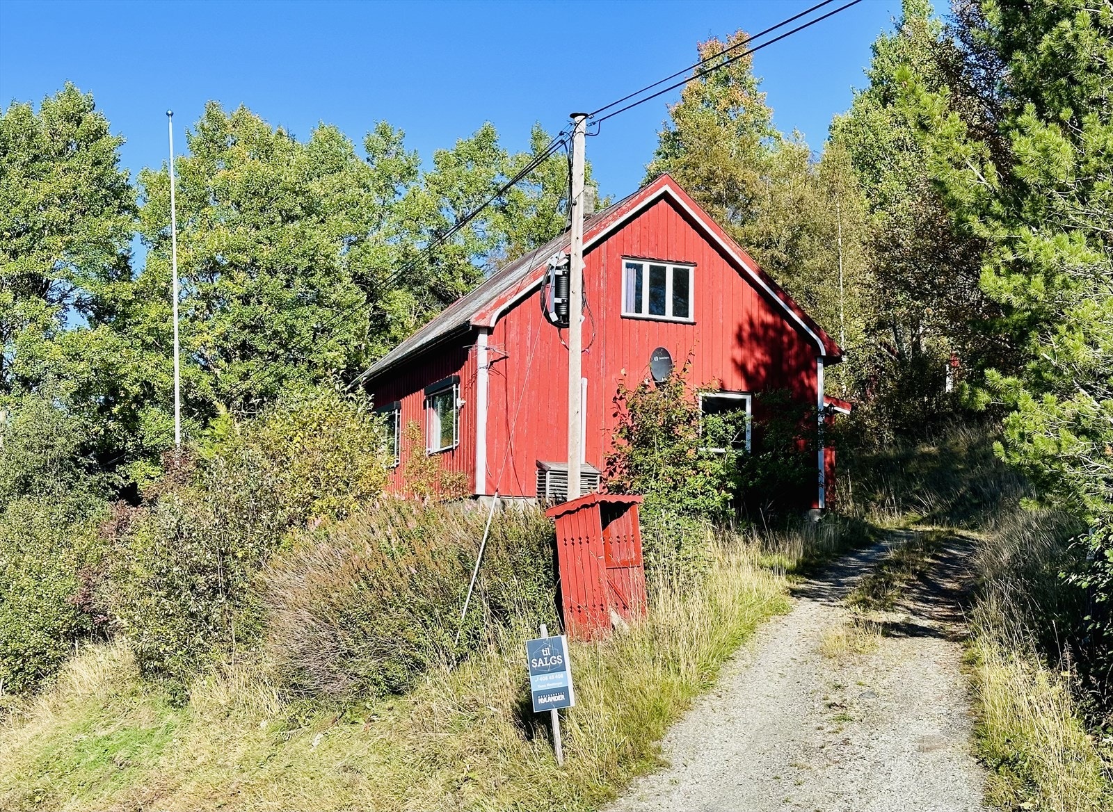 Sjarmerende, rødt hus omgitt av frodig natur. Fredelig beliggenhet med gode solforhold. Perfekt for naturopplevelser og avslapning. Galleribilde