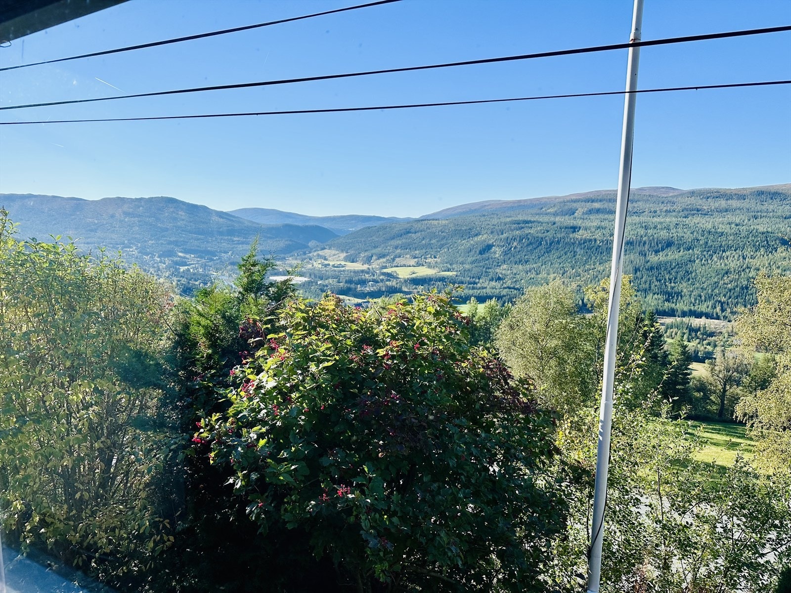 Spektakulær utsikt over frodige daler og majestetiske fjell. Rolig beliggenhet med nærhet til naturen, perfekt for friluftsentusiaster. Galleribilde