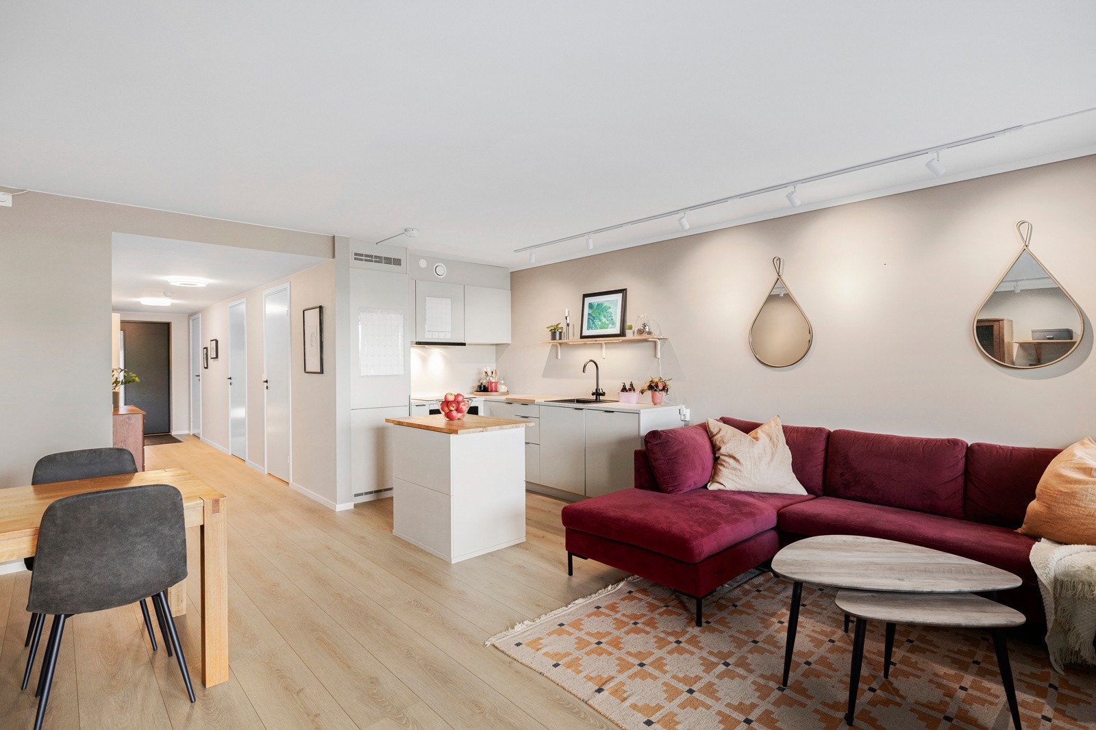 Leiligheten har balansert ventilasjon, smarthusstyring og varmekabler i gulv i alle rom. Galleribilde